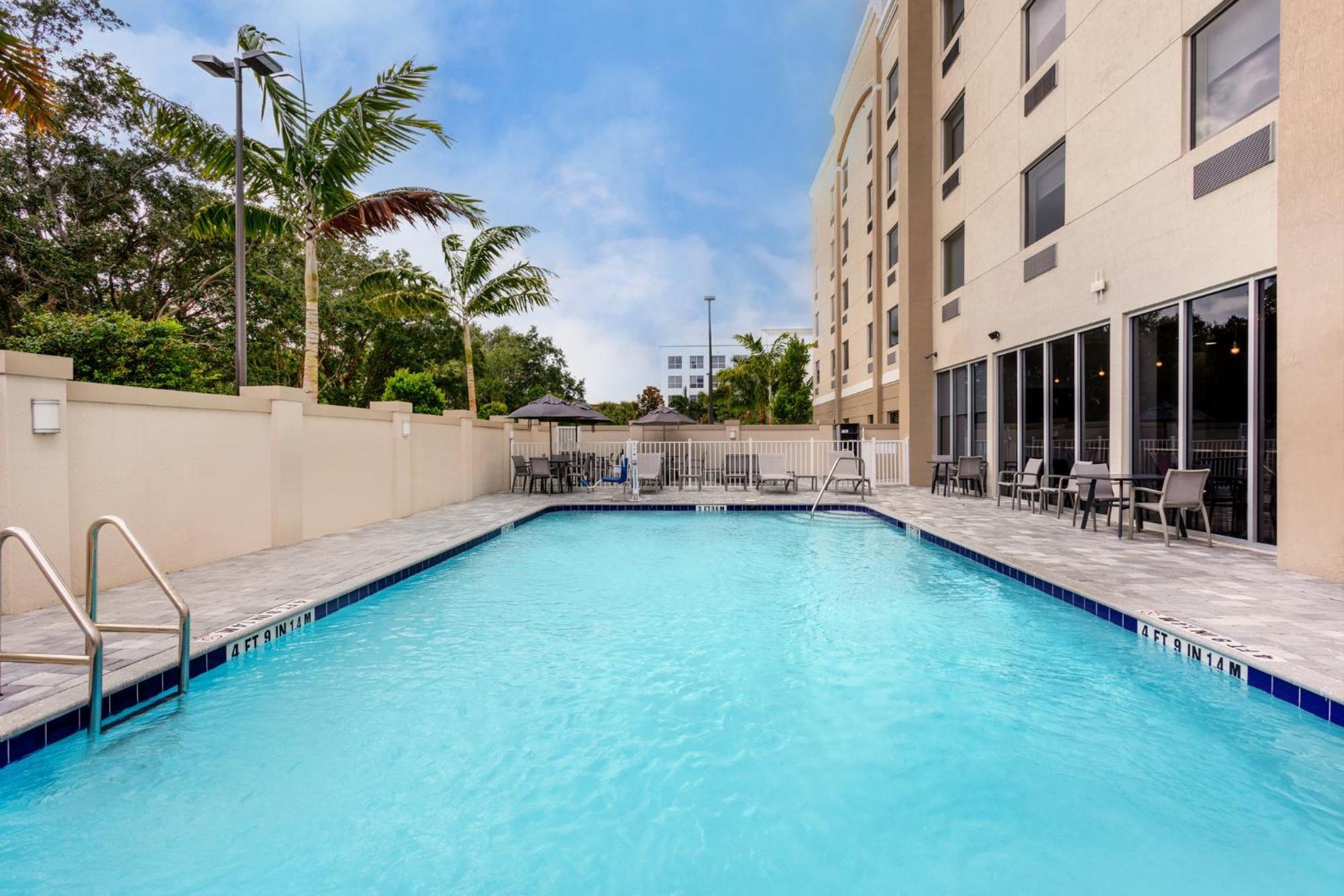 Holiday Inn Express & Suites - Miramar By Ihg Exteriör bild